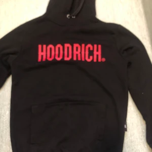 Hoodrich - Hej jag säljer en hoodrich som är väldigt bra skick använt max 3 gånger och säljs för ett väldigt bra pris. Jag säljer den eftersom den har blivit liten på mig. Vid minsta fråga så är det bara att skriva