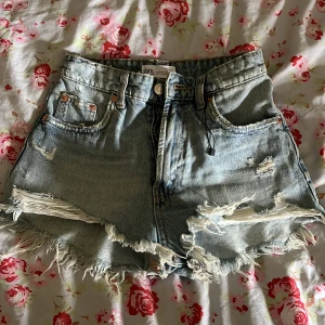 Jeans shorts från Zara - Jättefina helt nya jeans shorts ifrån zara Aldrig använts  strl:32 Orginalpris: 320kr 
