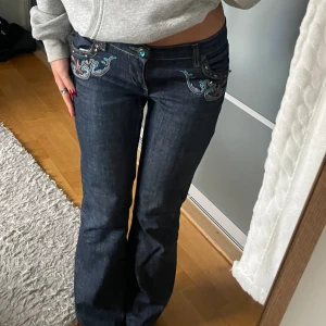 Låmidjade bootcut jeans med brodering 💕 - Säljer mina lågmidjade jeans med fint broderlig på fram och bakfickor!  Passar 32, 34.  Köpare står för frakt  Köp gärna via kontakta🙏  Minns ej vart jag köpte därav priset.  Skriv om du har frågor 💕💕