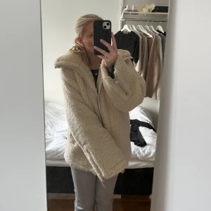 Fluffig jacka  - Såå gosig jacka från arket🩷🩷vet inte om jag vill sälja men skriv gärna om ni är intresserade🩷nypris                        1 890kr 