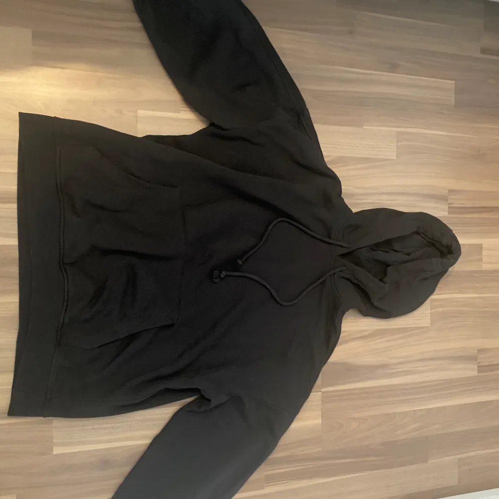 Storlek S/M men oversize så passar till de flesta. Har använt nån gång. Från H&M.. Hoodies.