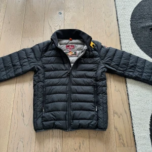 Parajumpers jacka - Parajumpers super lightweight jacka. Väldigt varsamt använd. Skick 9/10. Storlek L (junior), motsvarar 176cm 