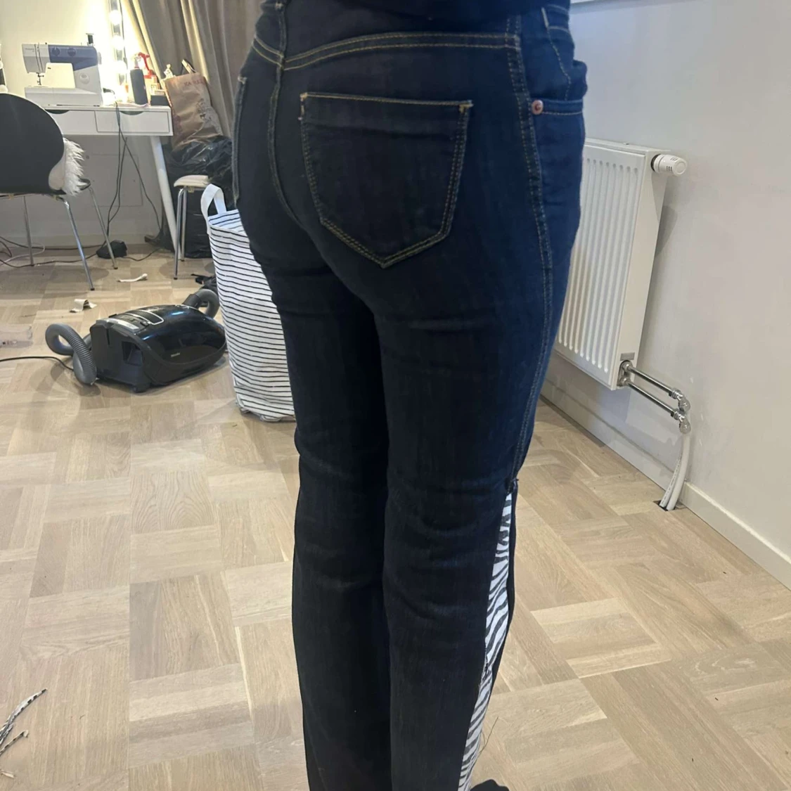 Lågmidjade mörkblå jeans med zebra - 91