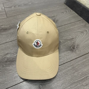 Moncler keps - Hej säljer Moncler keps till ett rimligt pris, Kepsen är aldrig använd!