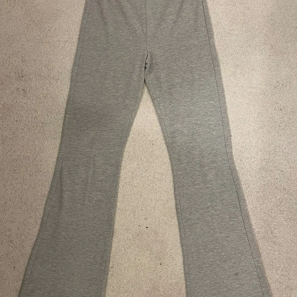 Ett par gråa tights ifrån Kappahl i storlek 158. Inte använda någon gång och är i fint skick! . Jeans & Byxor.