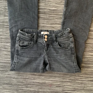 Jeans - Flare jeans i storlek 140 cm från Gina Tricot. Helt okej skick.