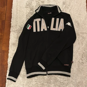 Vintage KAPPA Italien tröja - Sjukt snygg vintage tröja från kappa för italienska fotbollslandslaget. Tröjan är gammal men har inga tecken på skador alls. Storleken är L men passar perfekt om du har M också 