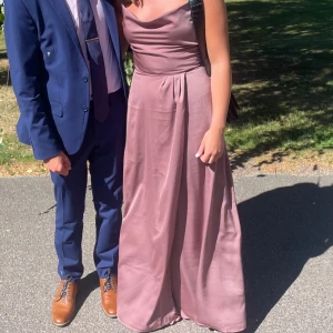 Balklänning - Gammelrosa långklänning i satin, använd en gång, jättefin