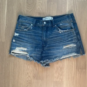 Shorts  - Ett par skitttt snygga blå shorts från abercrombie & Fitch💕💕  Mått💞💞 Midja: 37cm