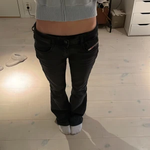 Diesel low waist bootcut jeans  - Säljer mina skit snygga diesel jeans då dom är lite för stora. Köpta helt nya i höstas. Lite slitna nertill men det synns inte alls när man har på sig dom. Pris kan diskuteras. Hör av dig om du vill ha fler bilder eller annan info!