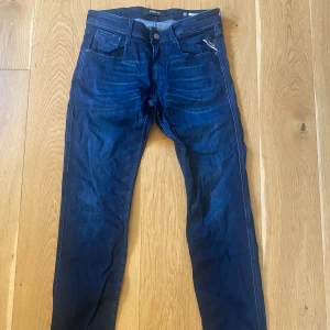 Replay jeans  - Liten färgfläck på högra bakfickan, fler bilder fick inte plats så skicka meddelande för bild. Förutom det inga tecken på användning