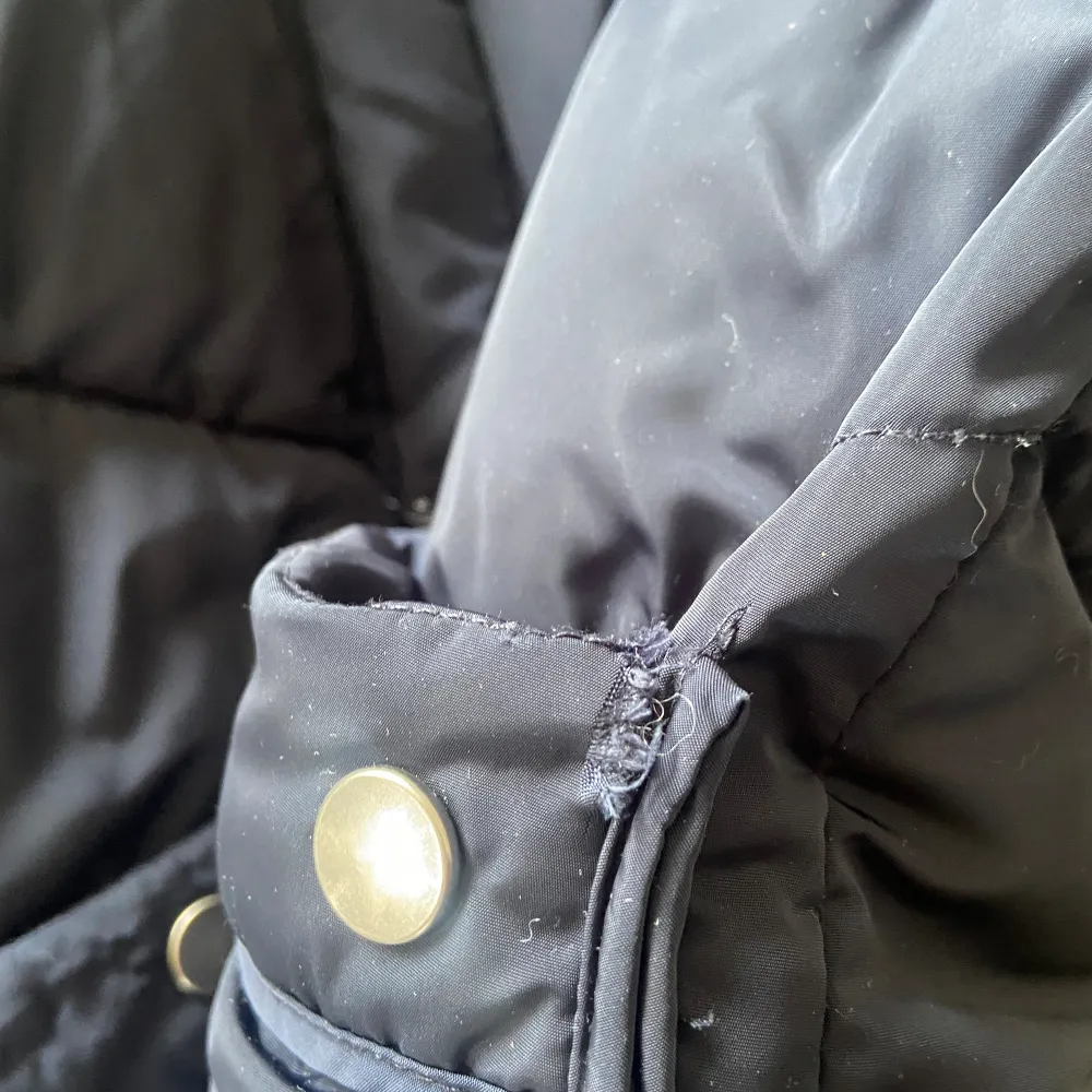 Mysig varmfodrad mörkblå jacka med huva. Finns litet hål i kanten av fickan, därav priset. Kan fixa enkelt med nål och mörkblå tråd. :-). Jackor.