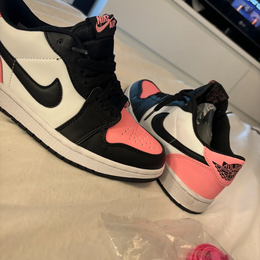 Jordan air 1 low, väldigt lite använda, följer med extra vita och rosa skosnören, har tyvärr inte kvar kartongen. Storlek 39 . Skor.