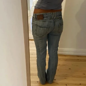 Lågmidjade jeans - As snygga lågmidjade jeans som ja köpt på plick men tyvärr va dom lite för små så säljer vidare❤️midjemåttet rakt över är 36 cm och innebenslängden är 84 cm, inga defekter 