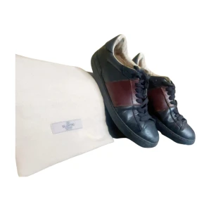 Valentino  - Använda valentino skor, tydligt slitage på hälen och medel på lädret då jag har tagit hand om skorna. Dustbag finns och låda ej. Kvitto finns och dem kostar 6900kr nya 