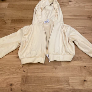 Velour flys  - Den här är tyvärr för liten för mig. Men välldit fin och i nyskick. I storlek S men passar också XS.Köpte på H & M💕