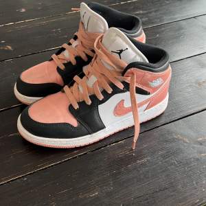Säljer dessa i princip nya Nike Air Jordan. Det följer också med ”innerskydd” för att skorna inte ska vika sig fram. Rosa/metallic färgade. Ansvarar ej för postens slarv. 