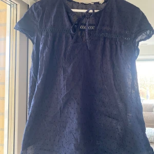Marinblå blus från Esprit - Säljs pågrund av att den inte används!💗 Inga deffekter- använd ca 3 gånger o köpte förra sommaren.