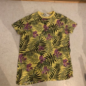 Oversize tröja - En oversize tröja som passar slutar på låren på mig i storlek s. Funkar som strandklänning. Kan även passa män eller större storlekar. Säljer då den inte används mer
