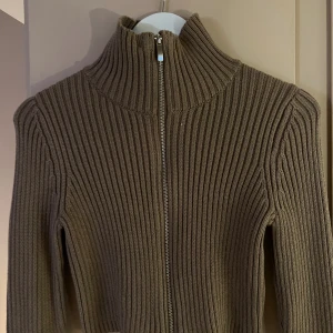 Ribbad tröja  - Helt ny med prislapp