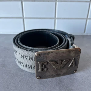 Armani skärp - Fint skärp som är ganska väl använt därav det billiga priset.  Längd 90cm