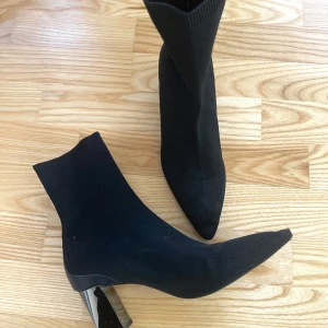 ZARA högklackat med spetsig tå storlek 39  - Skorna är i fint skick, knappt använda och i ribbat tyg som är sköna att ha på sig och lätta att dra över foten