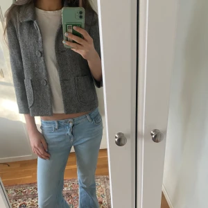 Trekvartsärmad jacka - Snygg trekvartsärmad jacka/ kappa. Nästan aldrig andvänd, storleken är 42 men jackan är liten i storlek typ s-m💞