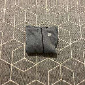 Nike Kofta - Skön, grå nike kofta, säljer då den är liten för mig. Fri frakt📦