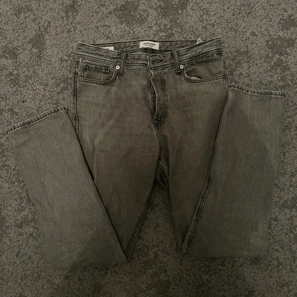 Gråa jeans från Jack & Jones  Skick 9/10 27/30. Jeans & Byxor.