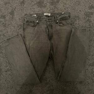 Gråa jeans från Jack & Jones  Skick 9/10 27/30