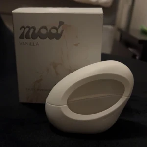 Mod vanilla  - Jätte god vanilj doft av ariana grande. Helt ny! Köpt idag men ångra eftersom jag inte tyckt den passa mig, den är helt full har endast testat på mig. Kvitto finns kvar. 🩷 Orginal pris 595:-