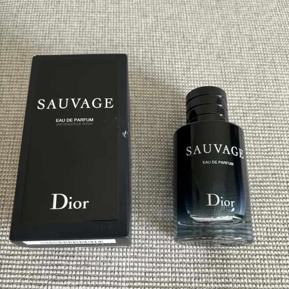 Dior Sauvage edp, ca 45ml kvar av 60ml Nypris: 1100kr  Batchcode: 3B04 . Accessoarer.