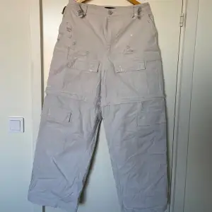 1:1 Cool pair of oversized cargos featuring some distressing and paint splatter. Size can be adjusted by buckles on the side so they can fit from 28 all the way to 34. Long and huge (wish she would tell me that) so be ready to get them dirty!