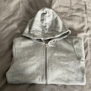 Champion zip up - Fin grå zip up, knappt använd 