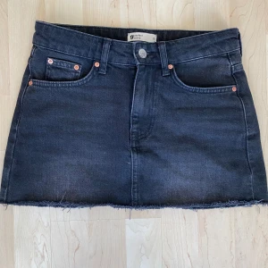 Svart jeanskjol - Super söt svart kort jeanskjol perfekt inför sommaren! Köpt på Ginatricot i storlek 32