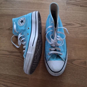 Blå Converse  - Ljusblå Converse, knappt använda så i bra skick💗