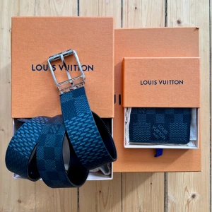 LOUIS VUITTON BELT BIG DAMIER ( LIMITED EDITION ) - LV bälte 90cm i nyskick. Nypris 6500kr  (LIMITED EDITION-GIANT GRAPHITE DAMIER SOLD OUT) finns matchande plånbok till   Använd ett ynka fåtal gånger och är i princip nytt.  Bältet är reversible så du kan använda det som hel svart eller med rutorna