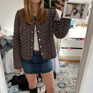 Mönstrad jacka - Vårjacka, quiltat marinblå mönstrat material. Passar xs-m💘