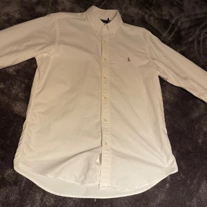 Ralph lauren skjorta - Eh väldigt fin ralph lauren skjorta i ny skick. Skjortan är använd ett fåtal gånger. Priset kan diskuteras vid snabb affär ä.
