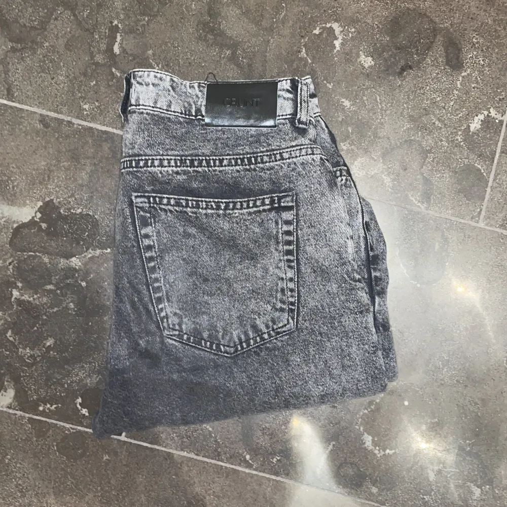 Tjena! Säljer nu ett bar grunt jeans med fet tvätt🔥 Jeansens skick är 10/10 och endast använda några få gånger✅ Jeansen passform är loose och passar mellan 170-180 cm🔛🔝 Bara att höra av sig vid minsta fundering ✔️Pris kan diskuteras vid snabb affär🤝. Jeans & Byxor.