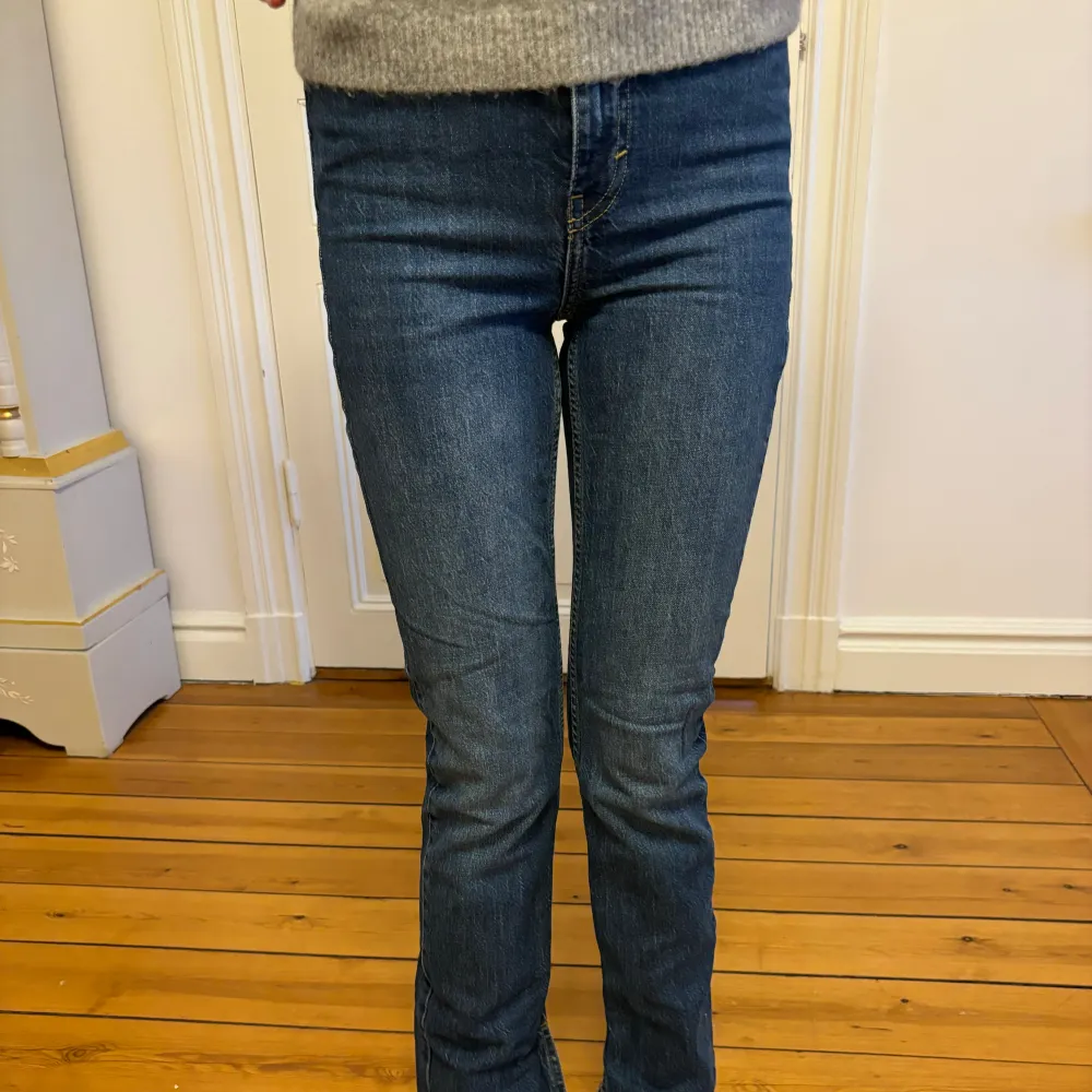 Jätte snygga utsvängda jeans från zara!! 💓. Jeans & Byxor.