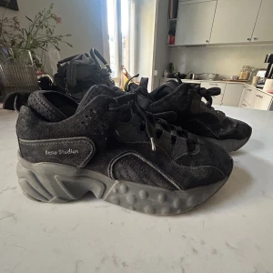 Acne sneakers - Säljer mina acne sneakers i strl 39, använda men kan borstas upp så ser de oanvända ut. 