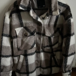 Vår jacka  - Fin oversized jacka från lager 157, i storlek XS/S ✨ Väldigt få använd 