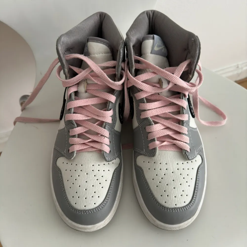 Selling these cool Air Jordan (Dior) copies that are like brand new.. Skor.