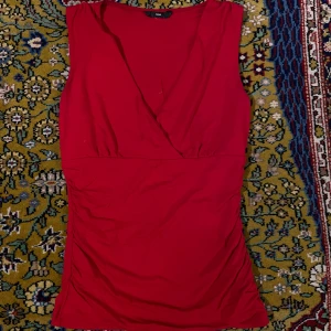 Rött linne - Rött omlottlinne i fint skick. Även snyggt att vända bakochfram!