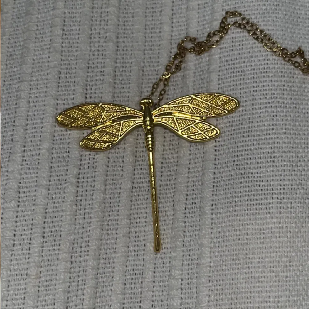 Otroligt fint Dragonfly halsband köpt på smyckagbg 🥰 HELT OANVÄNT 🩷🩷 . Accessoarer.