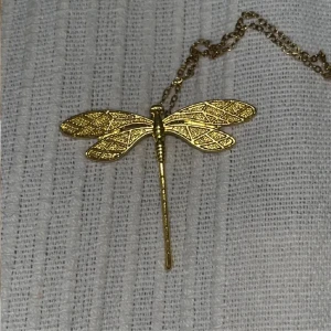 Halsband  - Otroligt fint Dragonfly halsband köpt på smyckagbg 🥰 HELT OANVÄNT 🩷🩷 