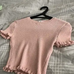 En skit söt stickad t-shirt i färgen rosa, väldigt bekväm💓 köööp!!