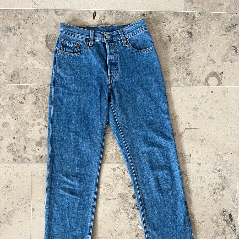 Levis 501 jeans i väldigt bra skick. W25 L30.  Frakt: 65kr (ingår inte). Jeans & Byxor.