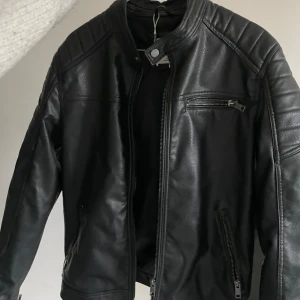 Skinnjacka - Säljer min lillebrors skinnjacka eftersom han inte använder den, använd fåtal gånger så den är i nyskick! Nypris 799kr